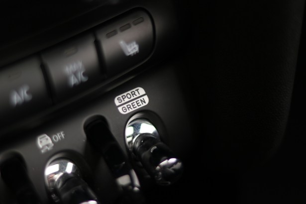 La Mini Cooper SE // Source : Yann Lethuillier pour Frandroid