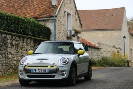 La Mini Cooper SE // Source : Yann Lethuillier pour Frandroid