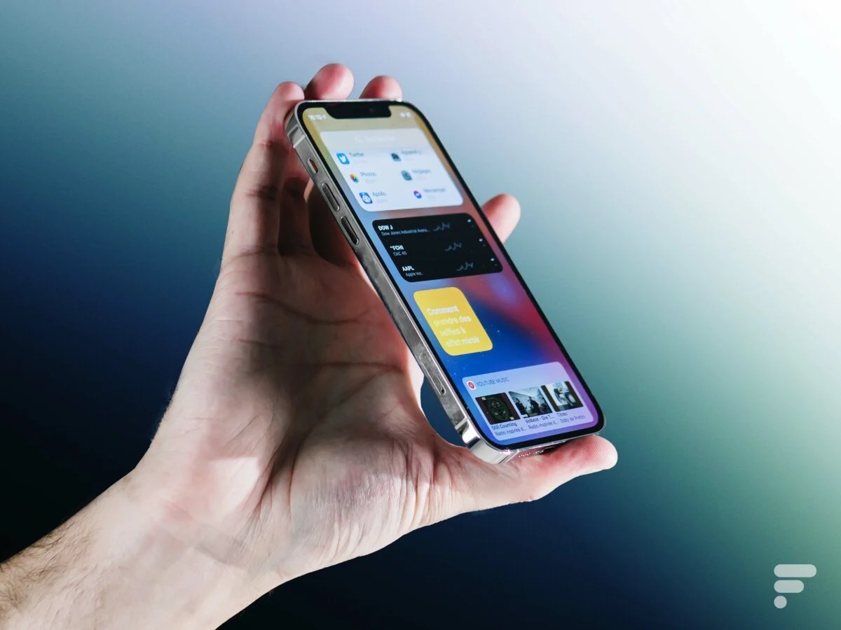 L'iPhone 12 Pro tient dans la main