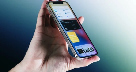 L'iPhone 12 Pro tient dans la main // Source : Frandroid / Arnaud GELINEAU