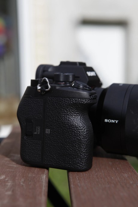 La poignée du Sony A7S III // crédit : Olivier Gonin