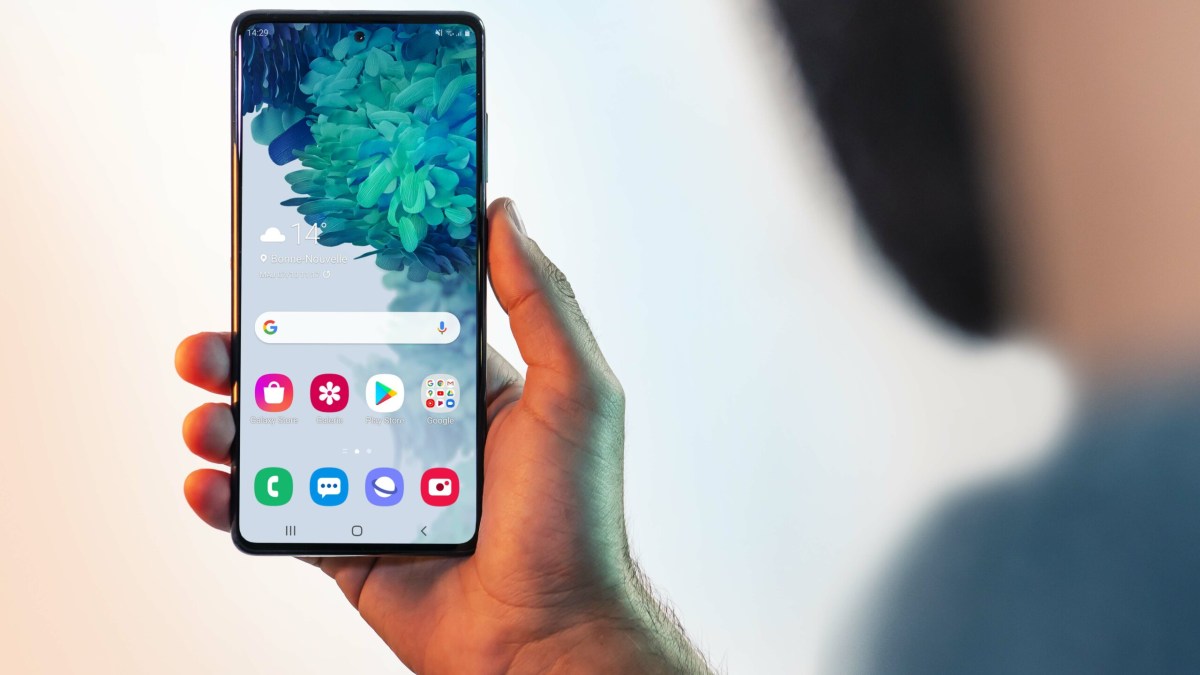 Samsung Galaxy S20 FE en main