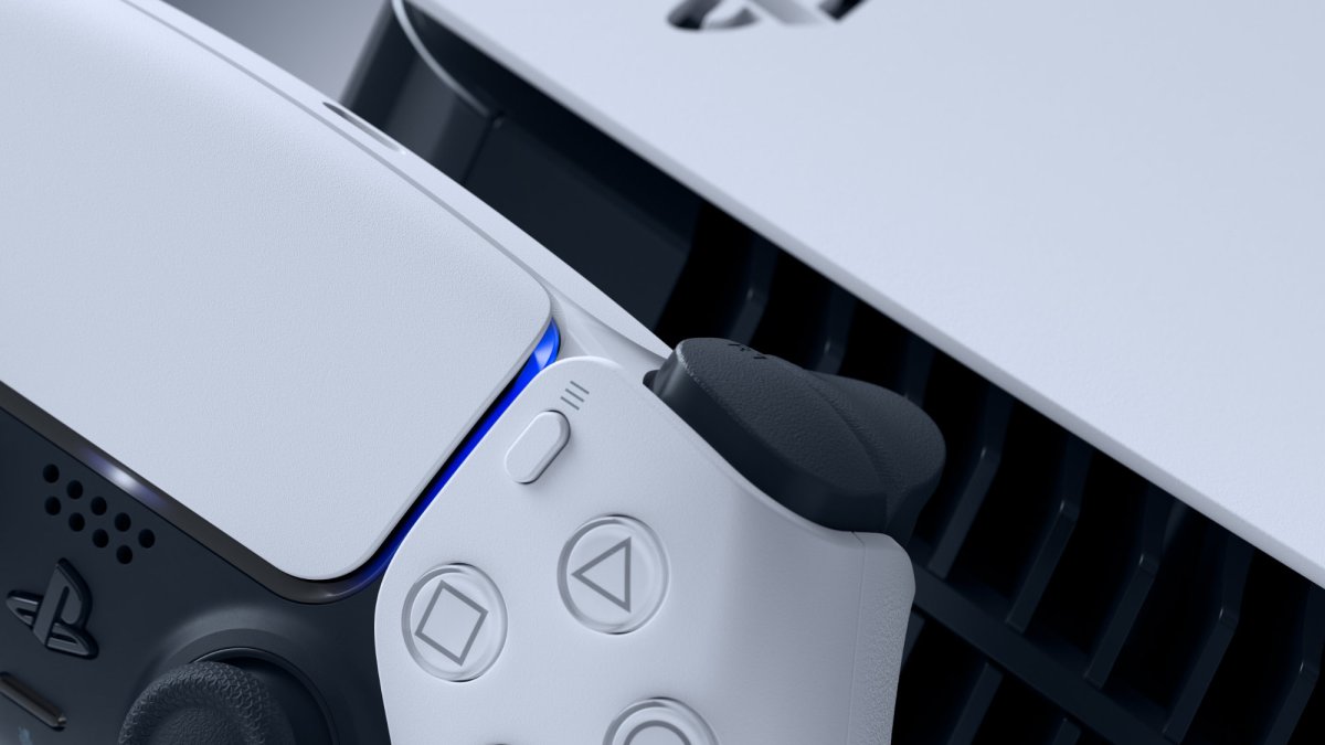 Gros plan sur la manette et le logo "PS" de la PS5