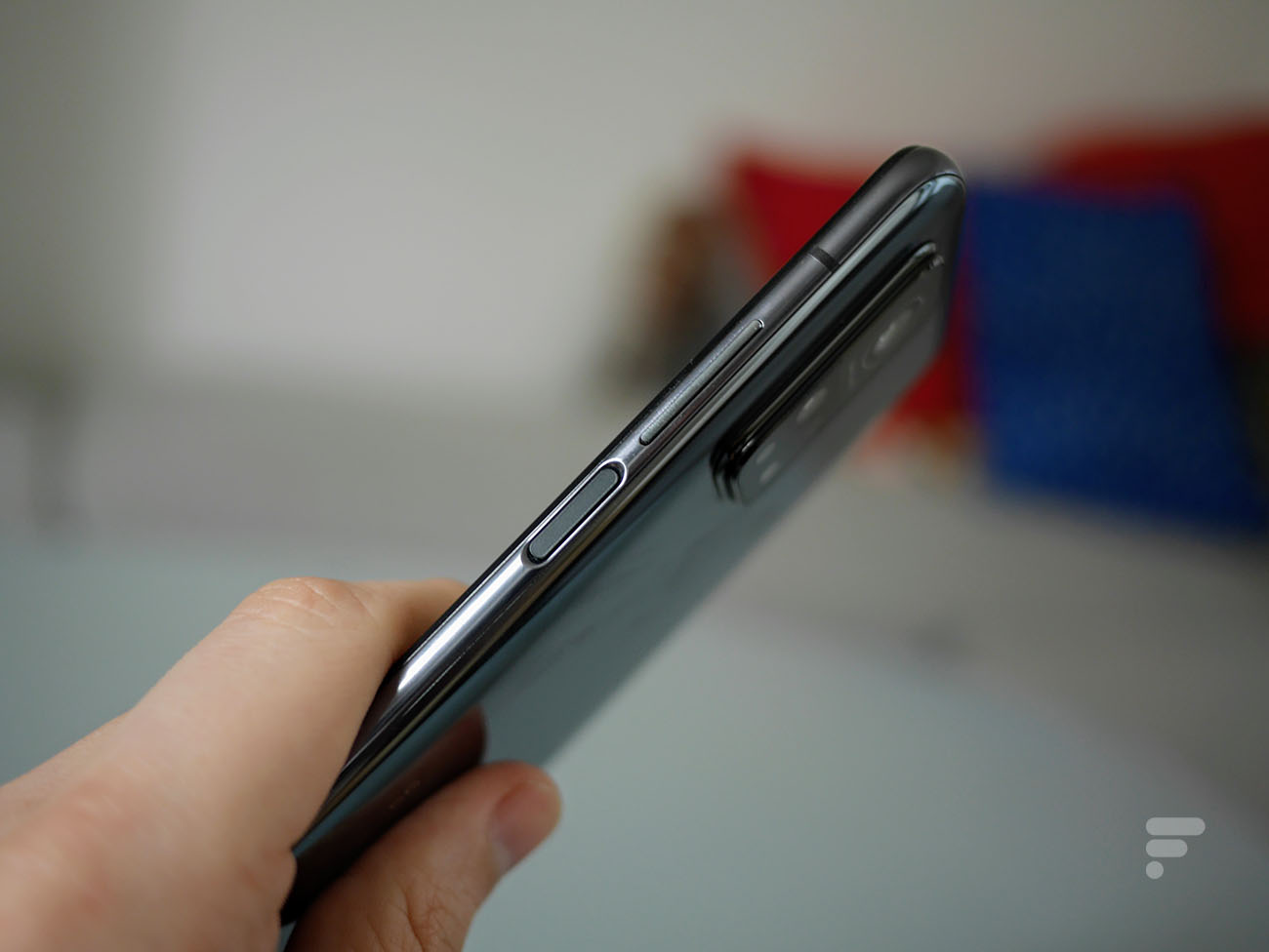 La tranche droite du Xiaomi Mi 10T Pro // Source : Frandroid