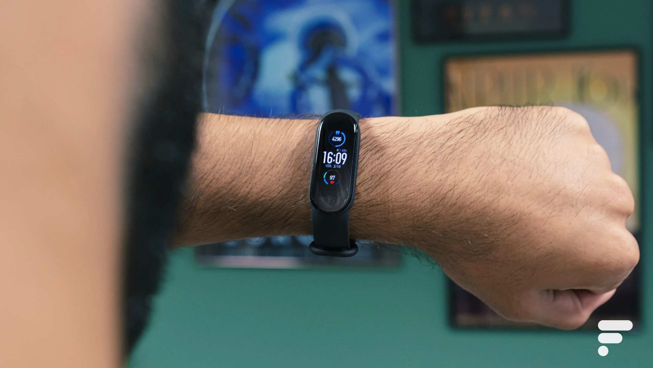 Xiaomi Mi Smart Band 5 porté autour du poignet
