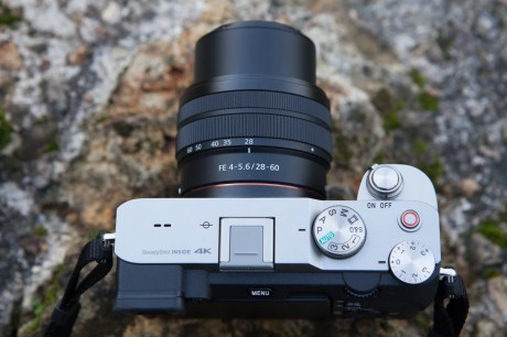 Le Sony A7C avec un objectif 28-60 mm déployé