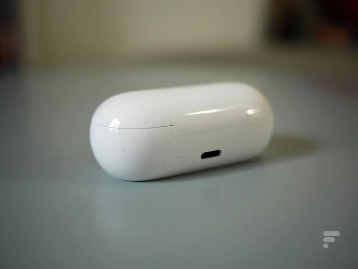 Le bouton au dos du boîtier des OnePlus Buds Z