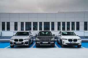 De droite à gauche, le BMW iX3, le X3 hybride rechargeable et le X3 diesel // Source : BMW France