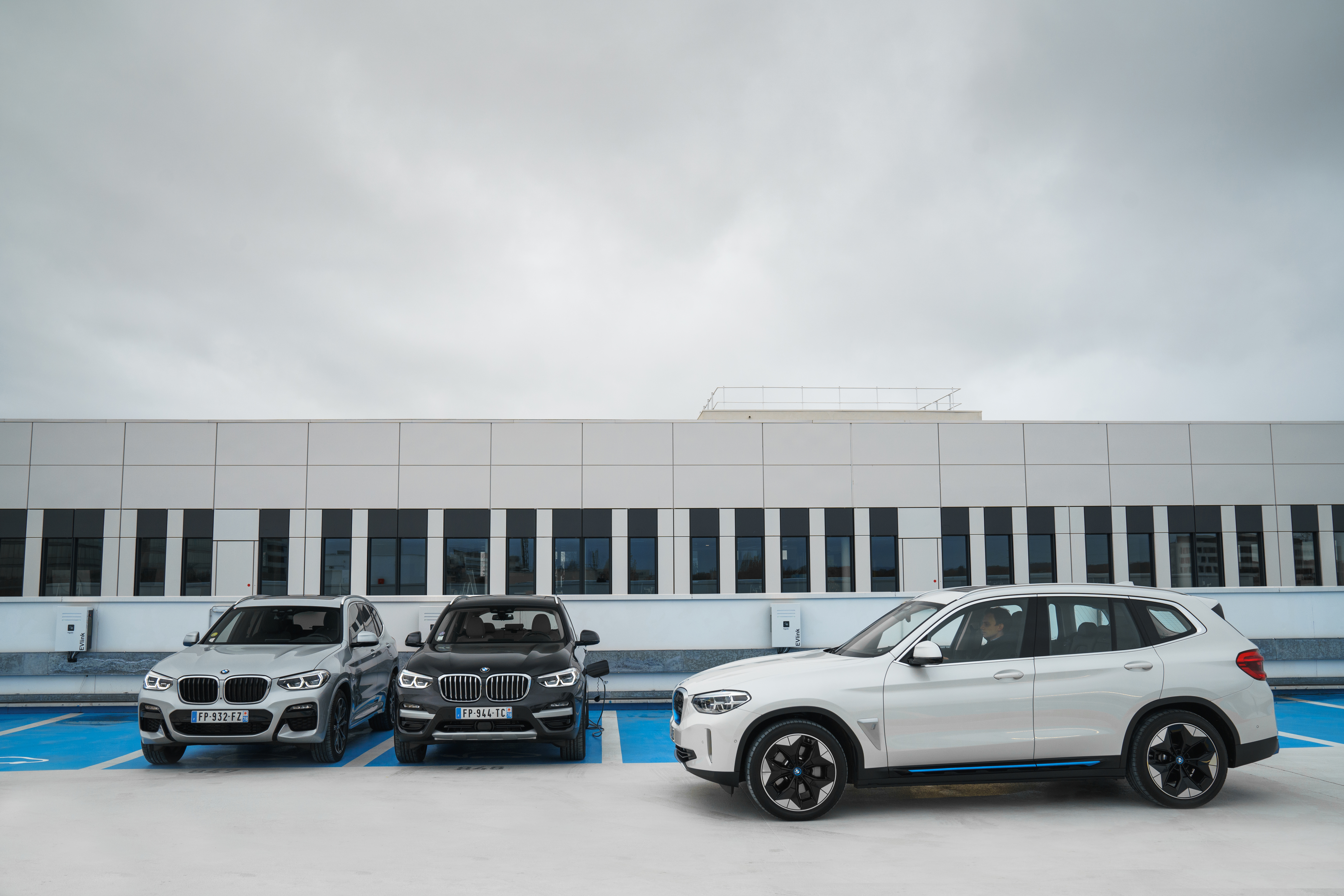 De droite à gauche, le BMW iX3, le X3 hybride rechargeable et le X3 diesel // Source : BMW France