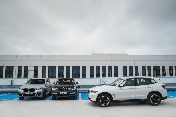 De droite à gauche, le BMW iX3, le X3 hybride rechargeable et le X3 diesel // Source : BMW France