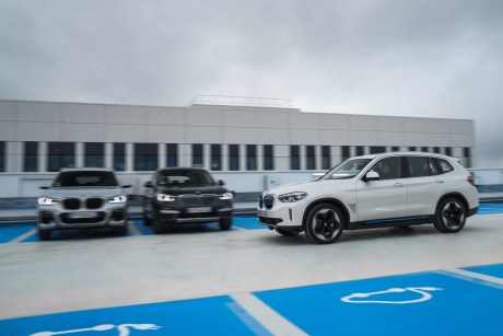 De droite à gauche, le BMW iX3, le X3 hybride rechargeable et le X3 diesel // Source : BMW France