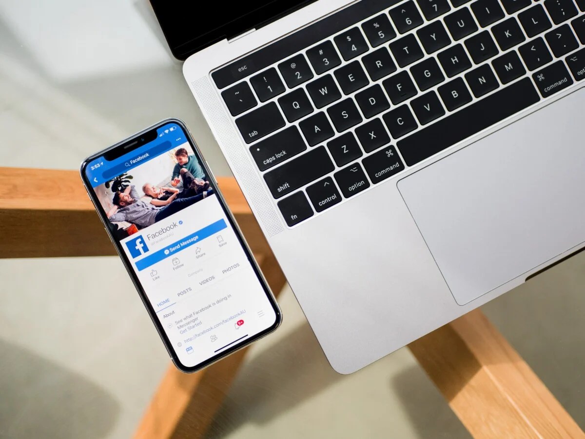 Facebook application ordinateur prétexte illustration