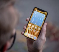 L'iPhone 12 mini en main // Source : The Verge