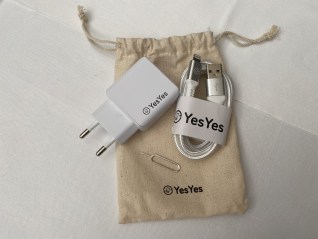 Les accessoires fournis par YesYes avec chaque smartphone // Source : Frandroid / Melinda DAVAN-SOULAS