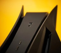 La marque a conçu des coques noires latérales pour PS5 // Source : Dbrand