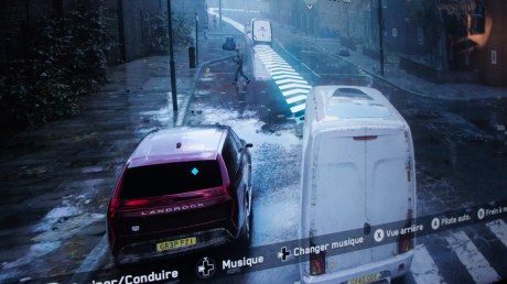 Les reflets de la camionnette au loin sur la marre d'eau sont étonnants