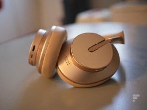 Le Huawei FreeBuds Studio propose une bonne captation de la voix pour les appels // Source : Frandroid