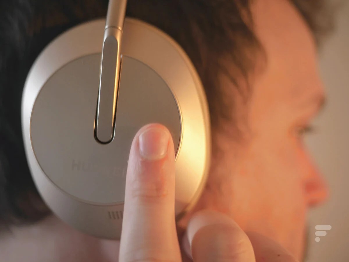 Le Huawei FreeBuds Studio se contrôle au tactile