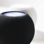 Le HomePod mini existe en blanc ou en noir // Source : Frandroid - Arnaud GELINEAU