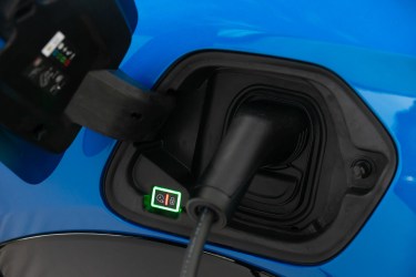 La prise de recharge de la Peugeot e-208 // Source : Peugeot France
