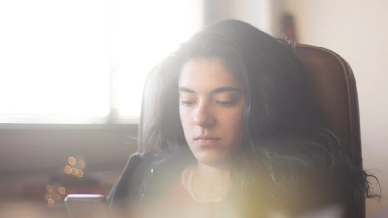 Le smartphone deviendra persona non grata au lycée dès le 1ᵉʳ septembre 2026