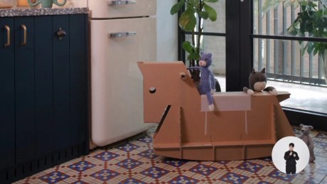 Le carton d'emballage des téléviseurs peut se transformer en objet plutôt que d'être jeté // Source : Samsung