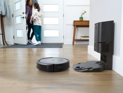 L'aspirateur robot Roomba i3+ avec sa base auto-évacuante // Source : iRobot
