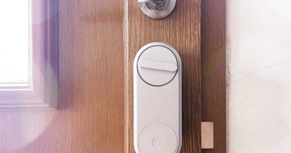 La Yale Linus Smart Lock et le détecteur d'ouverture sur sa droite // Source : Frandroid