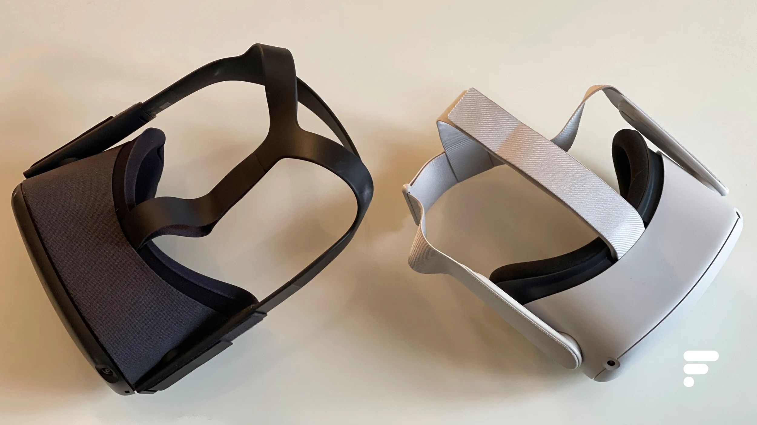 De gauche à droite : le casque Oculus Quest et l'Oculus Quest 2