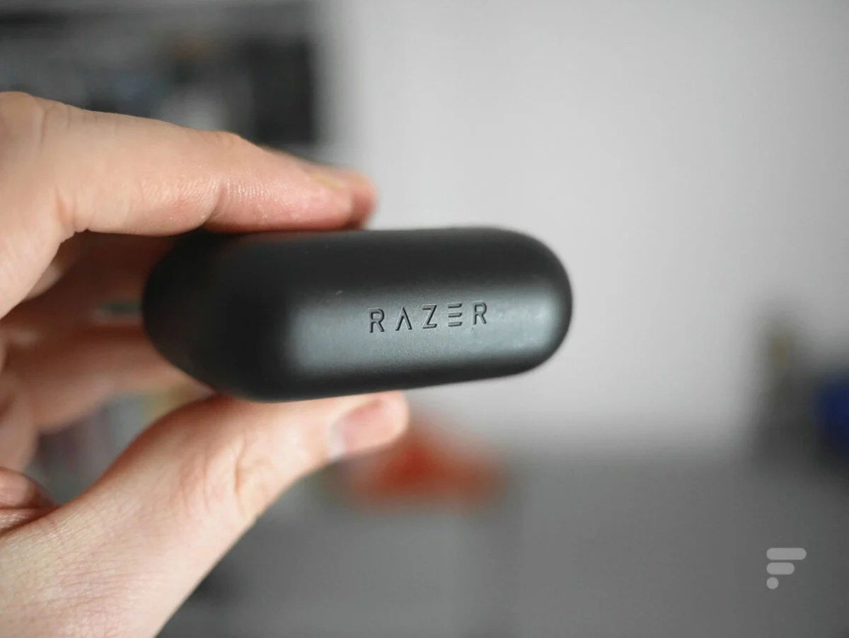 Le logo Razer sur le boîtier des Hammerhead True Wireless Pro