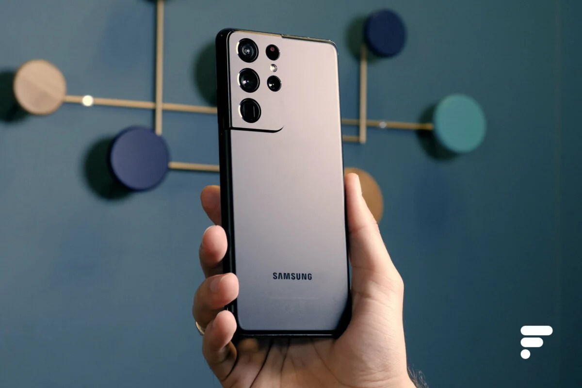 Le Samsung Galaxy S21 Ultra en main, vu de dos // Source : Frandroid