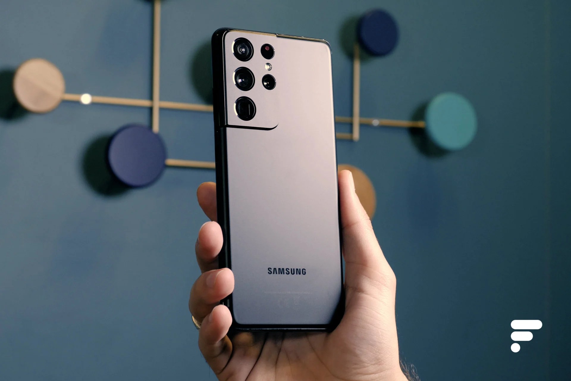 Samsung Galaxy S21 Ultra en main et vu de dos