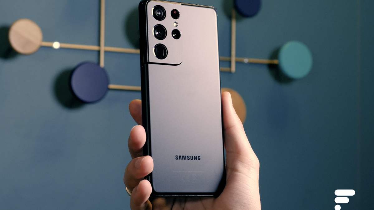 Samsung Galaxy S21 Ultra en main et vu de dos
