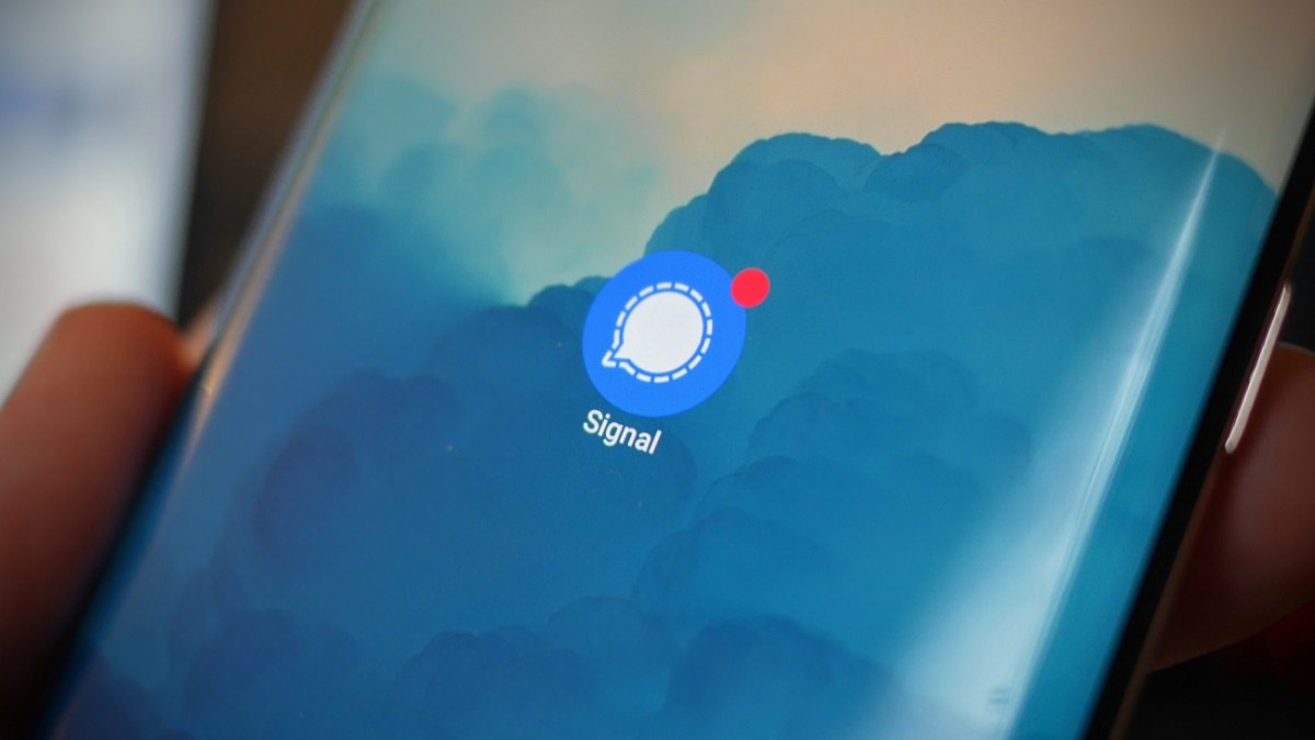 https://www.androidpolice.com/2021/01/22/signal-starts-catching-up-to-whatsapp-by-adding-custom-wallpapers-and-animated-stickers-apk-download/