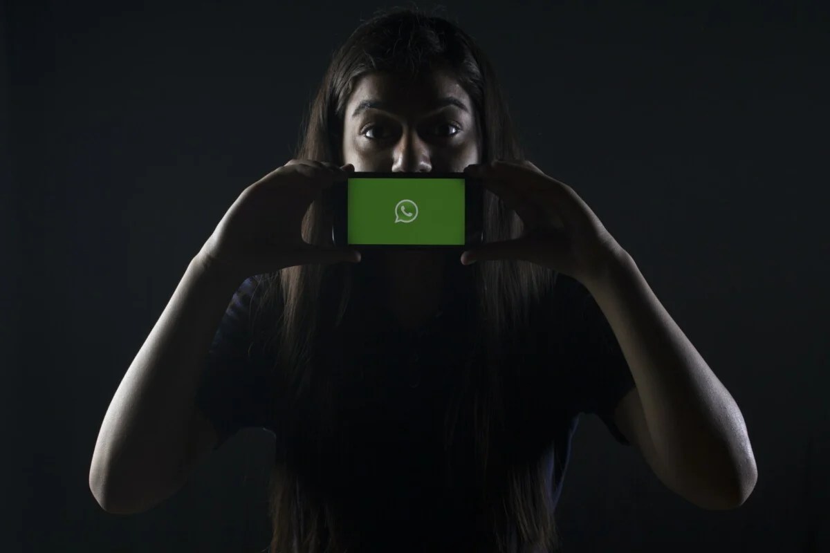 Logo WhatsApp devant une silhouette