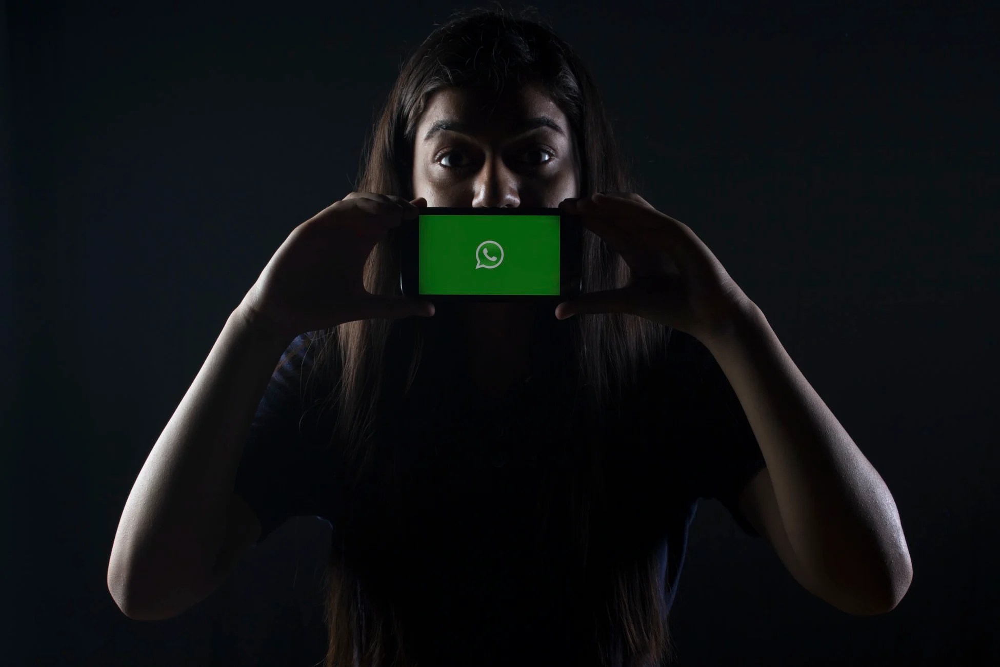 Logo WhatsApp devant une silhouette