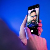 On a pris plein de selfies avec le premier capteur photo sous l’écran d’un smartphone et ce n’est pas terrible