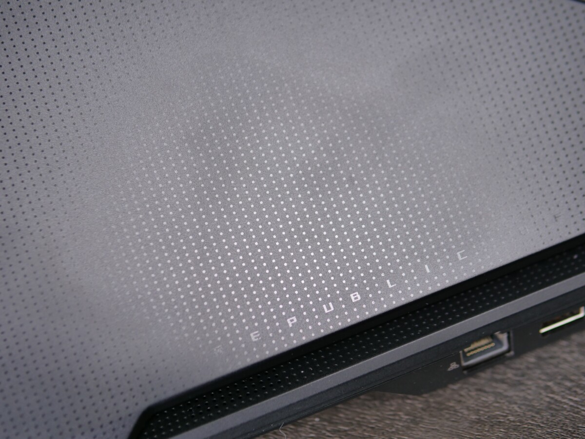 Asus ROG Zephyrus Duo 15 SE (GX551) – 13