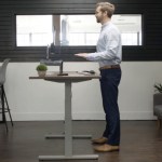 Un bureau debout qui s'ajuste automatiquement à votre posture et la corrige // Source : NextErgo