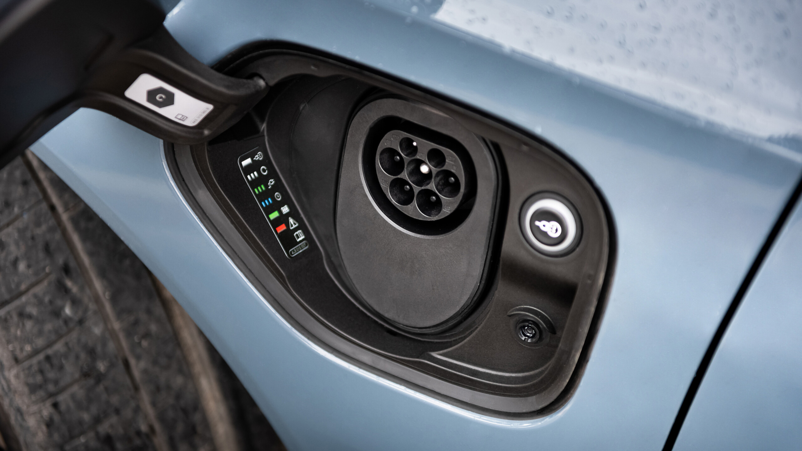 La prise de recharge de l'Audi e-tron GT quattro // Source : Marius Hanin pour Frandroid