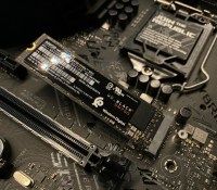 Un SSD M.2 NVMe en cours d'installation sur une carte mère