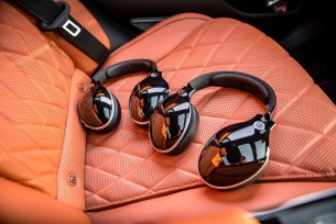 Sur demande, il est aussi possible d'avoir des casque audio Mercedes d'excellente qualité // Source : Marius Hanin