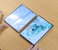L'Oppo X 2021 posé à côté du Samsung Galaxy Z Fold 2 // Source : Frandroid