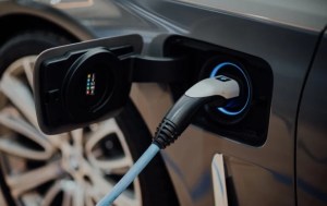Le bonus écologique est maintenu pour les voitures électriques et les hybrides rechargeables