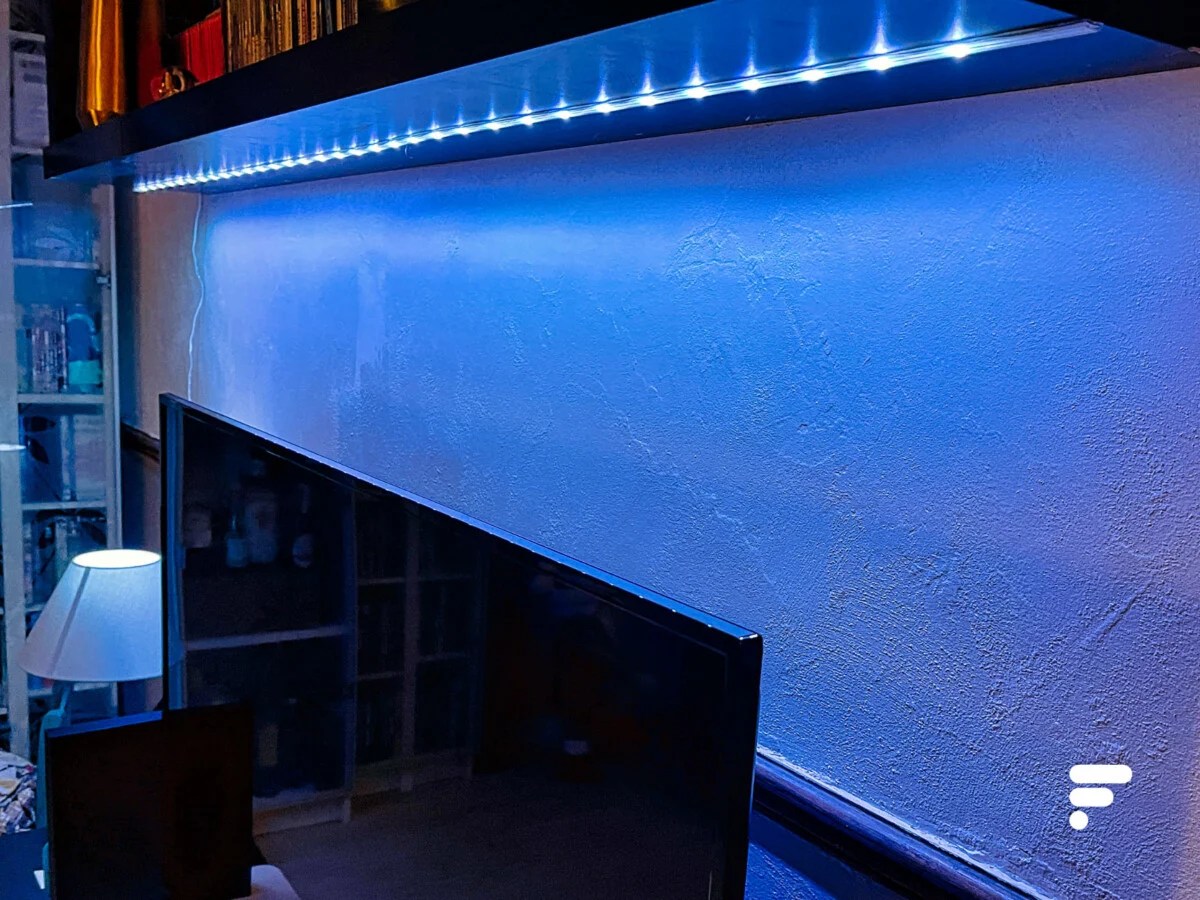Le ruban à LED Lidl s'installe facilement et propose 16 millions de couleurs