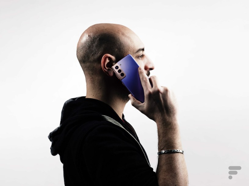 Ce serait quand même plus pratique en alignant le téléphone avec l'oreille // Source : Arnaud Gelineau - Frandroid