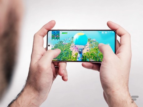 Sur Fortnite, on profite bien de l'écran vif du Galaxy S21