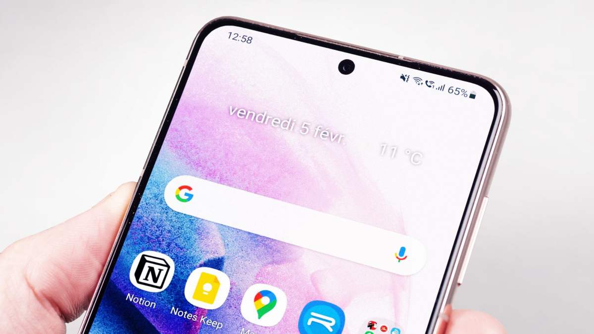 Une petite bulle perce l'écran du Galaxy S21