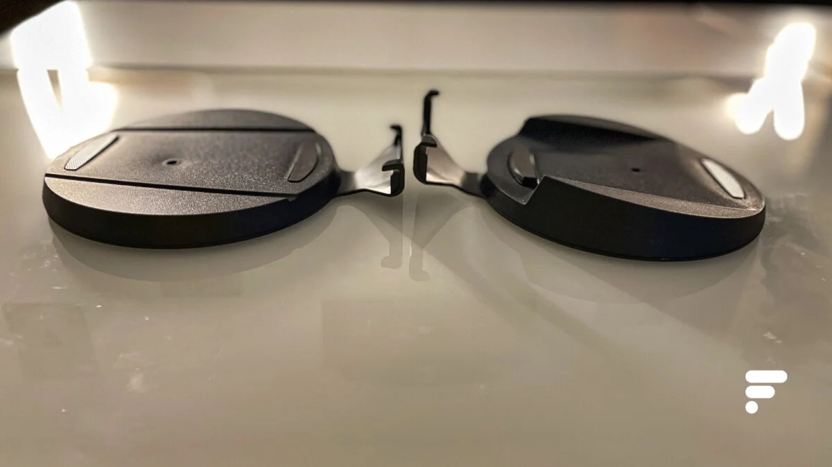 Les socles pour soutenir la PS5 Digital Edition (à gauche) et la PS5 (à droite)