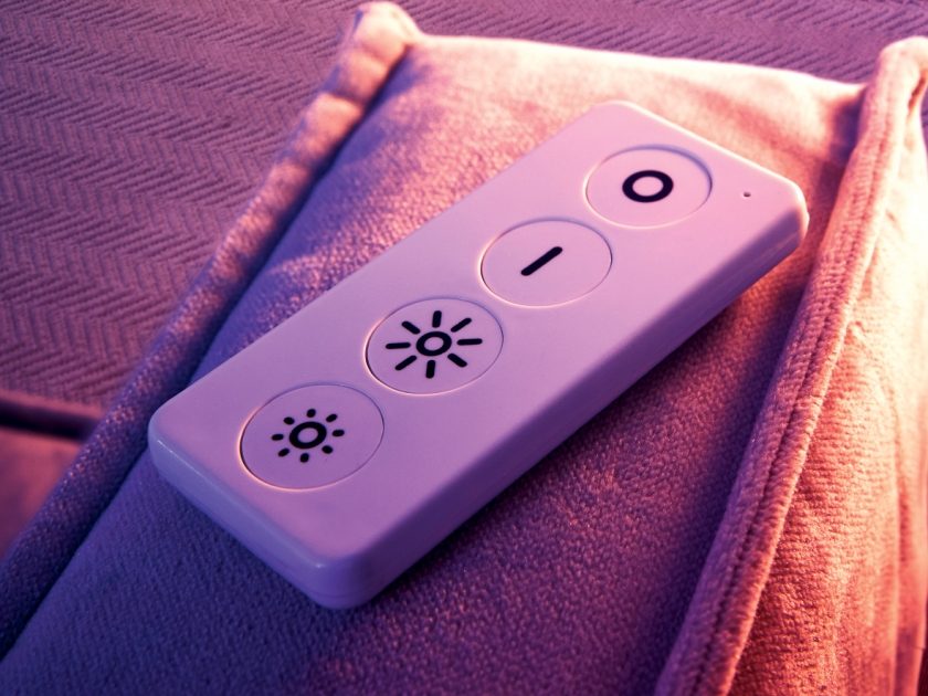 La télécommande du Starter Pack pour contrôler les ampoules connectées Lidl Smart Home